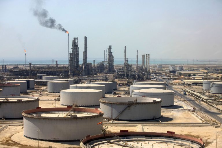 US Crude Oil Inventories Decline, Distillate Stocks Rise Against Forecasts