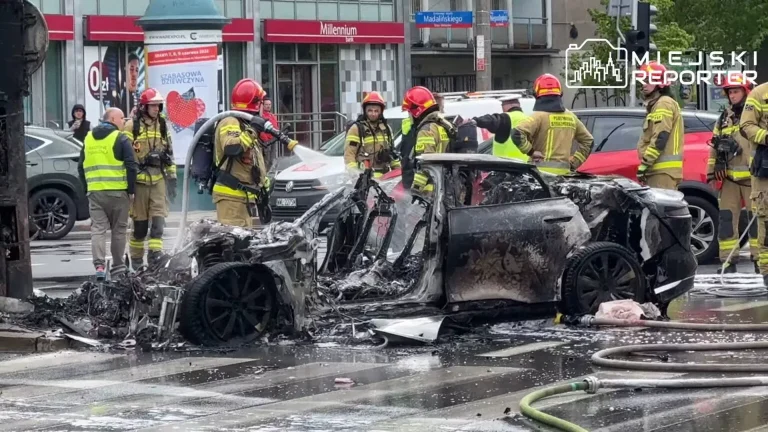 After a Lucid Air Vehicle Driver Collided with a Pole, A Stubborn Fire Broke Out that Continued for Hours